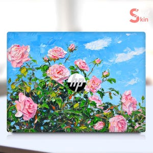 Könnte beinhalten: Laptop-Skin mit einem Gemälde von rosa Rosen vor blauem Himmel mit weißen Wolken. Das HP-Logo ist sichtbar. Das Skin hat ein florales Thema.