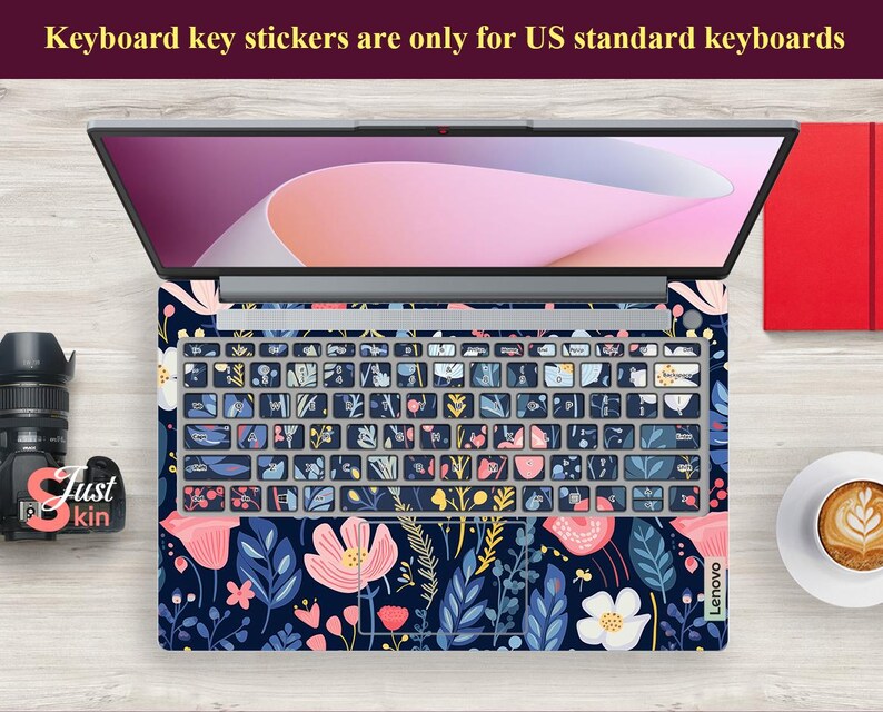 Op de afbeelding: Laptop toetsenbord skin met een bloemenpatroon in marineblauw, roze en wit. De toetsen van het toetsenbord zijn bedekt met stickers. De tekst bovenaan luidt: "Keyboard key stickers are only for US standard keyboards."