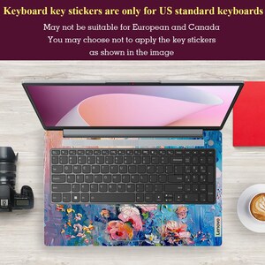 Puede incluir: Un ordenador port&aacute;til con un teclado cubierto de pegatinas de teclas florales de colores. El texto "Keyboard key stickers are only for US standard keyboards" se muestra encima del port&aacute;til. El texto "May not be suitable for European and Canada" se muestra debajo del port&aacute;til. El texto "You may choose not to apply the key stickers as shown in the image" se muestra debajo del port&aacute;til.
