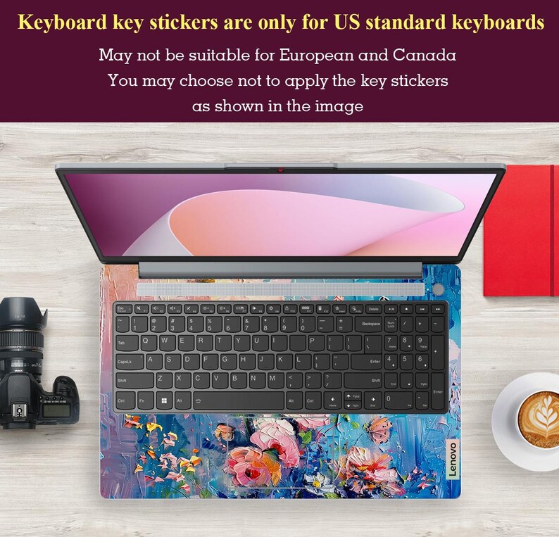 Puede incluir: Un ordenador port&aacute;til con un teclado cubierto de pegatinas de teclas florales de colores. El texto "Keyboard key stickers are only for US standard keyboards" se muestra encima del port&aacute;til. El texto "May not be suitable for European and Canada" se muestra debajo del port&aacute;til. El texto "You may choose not to apply the key stickers as shown in the image" se muestra debajo del port&aacute;til.
