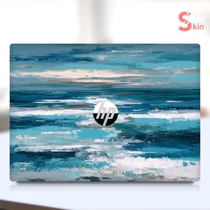Könnte beinhalten: Laptop-Skin mit einem abstrakten Ozean-Gemälde in Blau-, Weiß- und Beigetönen. Das HP-Logo ist mittig platziert. Das Design ähnelt Pinselstrichen und erzeugt eine strukturierte Optik.