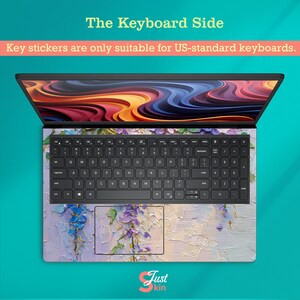 K&ouml;nnte beinhalten: Laptop-Tastatur-Skin mit floralem Design in Lila, Blau und Wei&szlig;. Die Tastatur hat schwarze Tasten. Der Text "The Keyboard Side" ist sichtbar. Der Text "Key stickers are only suitable for US-standard keyboards" ist ebenfalls sichtbar.