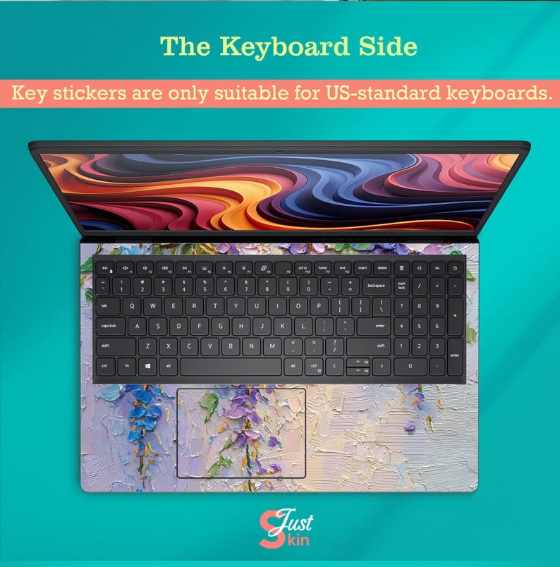 K&ouml;nnte beinhalten: Laptop-Tastatur-Skin mit floralem Design in Lila, Blau und Wei&szlig;. Die Tastatur hat schwarze Tasten. Der Text "The Keyboard Side" ist sichtbar. Der Text "Key stickers are only suitable for US-standard keyboards" ist ebenfalls sichtbar.