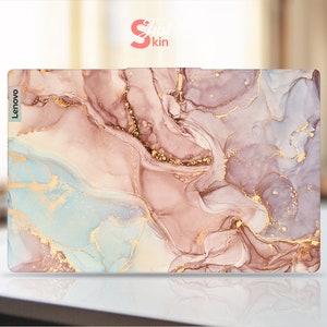 Op de afbeelding: Een laptop skin met een marmerdesign met swirls van roze, blauw en wit met gouden accenten. De skin heeft het woord "Lenovo" gedrukt aan de linkerkant.