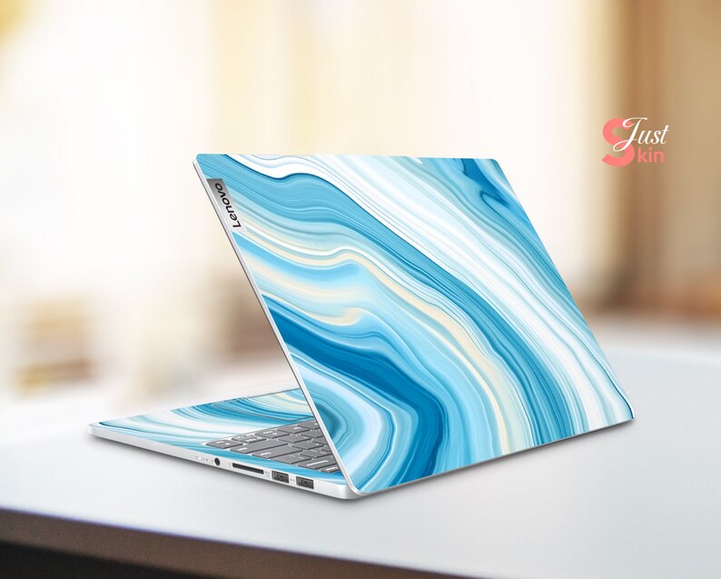 Op de afbeelding: Een blauwe en witte marmeren laptop skin met het woord "Lenovo" aan de zijkant.