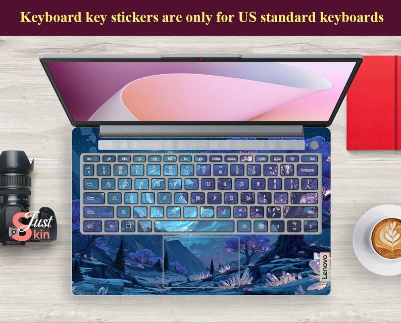 K&ouml;nnte beinhalten: Ein Lenovo-Laptop mit einer benutzerdefinierten Tastaturhaut mit einem blau-violetten Landschaftsdesign. Die Tastaturtasten sind mit Aufklebern bedeckt. Der Text oben lautet "Keyboard key stickers are only for US standard keyboards."