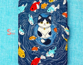 Pode incluir: Capa de tablet azul marinho com um gato de desenho animado rodeado por peixes coloridos. O gato é preto e branco com olhos amarelos e uma coleira dourada. Os peixes são vermelhos, laranja, amarelos e azuis, em um padrão de água azul.