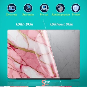 Op de afbeelding: Laptop skin met een roze marmerpatroon en gouden aderen. De afbeelding toont de skin aangebracht op een laptop, met de tekst "With Skin" en "Without Skin". De skin wordt beschreven als decoratief, anti-vlekken, voorgesneden, anti-vingerafdruk en beschermend.