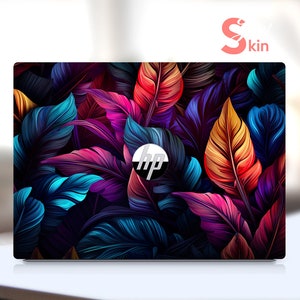 Könnte beinhalten: Eine Laptop-Haut mit einem farbenfrohen abstrakten Design, das eine Vielzahl von Blautönen, Lila, Rot und Gelb aufweist. Das Design zeigt ein Muster aus überlappenden Federn. Die Haut hat das HP-Logo in der Mitte.