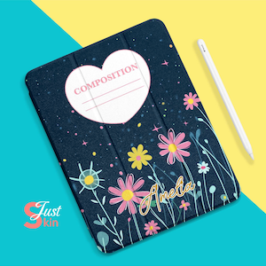 Może przedstawiać: Etui na iPada w kolorze ciemnoniebieskim z białym sercem, na którym widnieje napis "COMPOSITION" oraz złotym napisem "Amelia". Etui ozdobione jest różowymi i żółtymi kwiatami oraz zielonymi liśćmi.