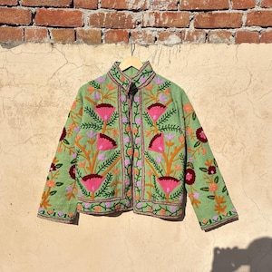 Suzani Hand Embroidery Flower Jacket Winter Wear Quilted Jacket Short Jacket For Women&#39;s Indian Handmade Quilt Coat Bohemian Cotton Jacket