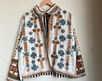 Giacca in velluto ricamata a mano con tecnica Suzani a motivi floreali, giacca boho da donna