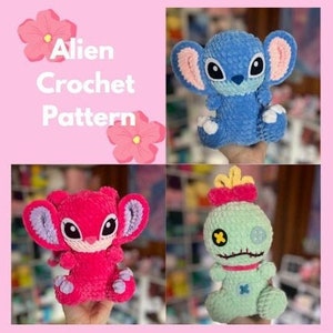 Puede incluir: Tres juguetes de peluche tejidos a crochet con forma de extraterrestres. El primero es azul con orejas rosas, el segundo es rosa con orejas moradas y el tercero es verde con una flor amarilla en la parte superior. La imagen incluye el texto "Alien Crochet Pattern".