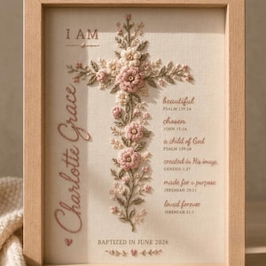 Może przedstawiać: Oprawiony haft na kremowym materiale z centralnym kwiatowym krzyżem w odcieniach r&oacute;żu i zieleni. Tekst zawiera "I AM", "Charlotte Grace", "BAPTIZED IN JUNE 2026" oraz odniesienia do pism, takich jak "beautiful PSALM 139:14".