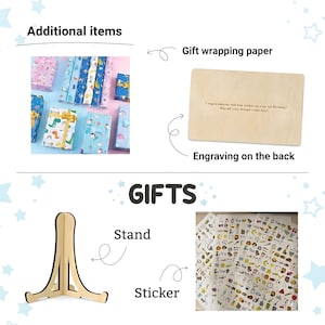 Puede incluir: Un surtido de art&iacute;culos de regalo, que incluyen regalos envueltos, papel de regalo y un soporte de madera. La imagen tambi&eacute;n muestra una placa de madera con texto grabado y una hoja de pegatinas. El texto de la placa dice: "&iexcl;Felicitaciones y los mejores deseos en tu 1er cumplea&ntilde;os! &iexcl;Que todos tus sue&ntilde;os se hagan realidad!"