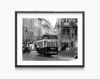 Lisbon Wall Art - Stampa Tram in Bianco e Nero - Lisbona Poster Colorato - Lisbona City Print - Lisbona Poster - Tram up Sulla strada di Lisbona