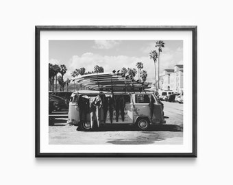 Vintage Volkswagen Bus Mit Surfs Wandkunst - Surfer Wall Art - Schwarz Weiß Retro Bus Poster - Digitaler Download VW Bus Wanddeko