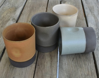 Tasse à café en grès pastel faite main : prise avec le pouce