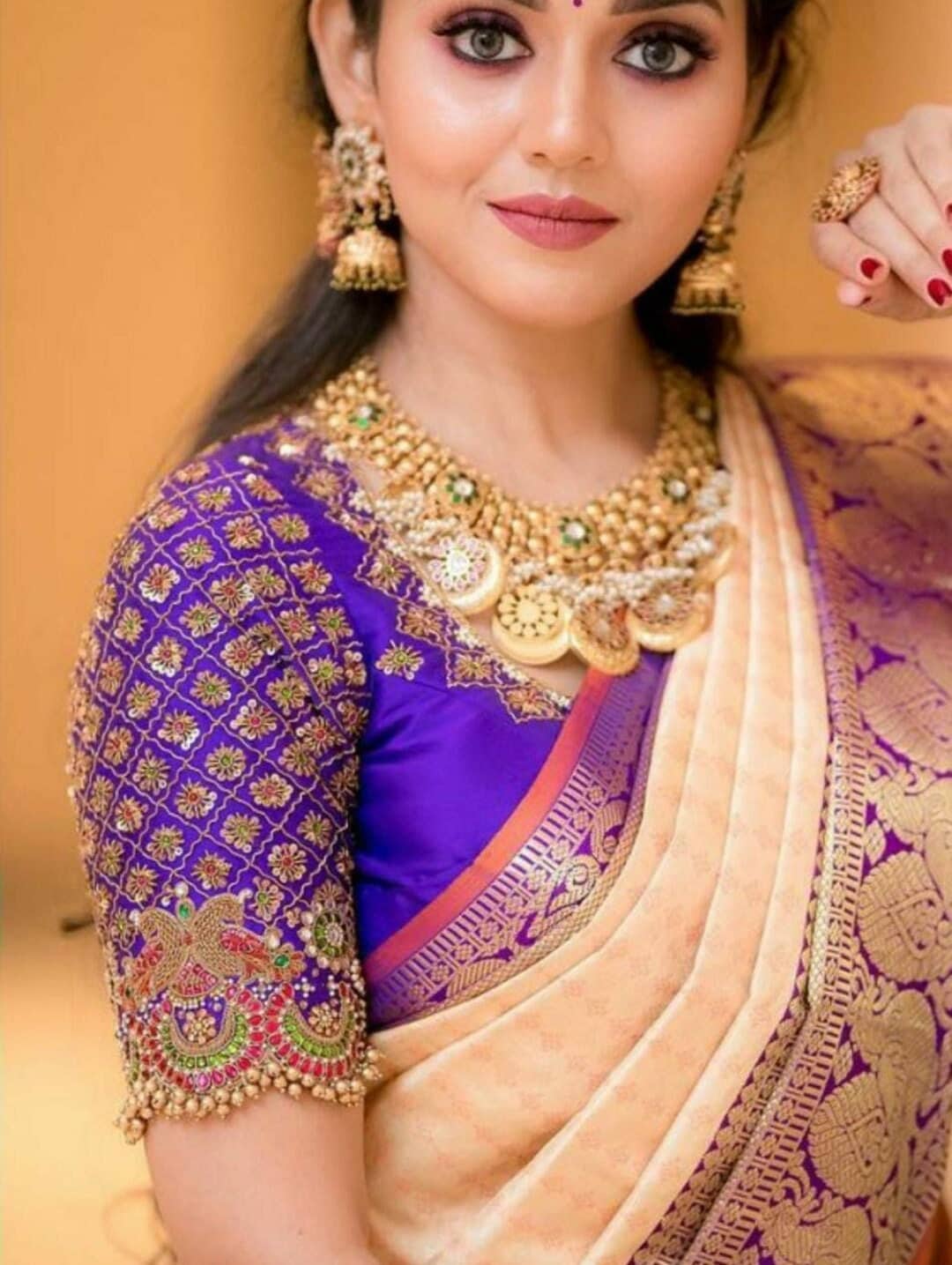 Update more than 187 golden saree with purple blouse