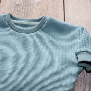 Lüddjen Sweater / Pullover aus Waffelstrick für Babies und Kleinkinder Bild 3