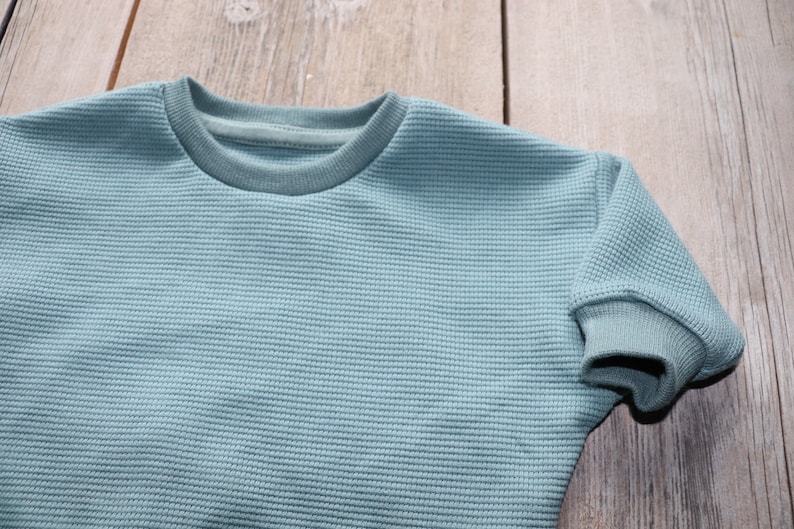 Lüddjen Sweater / Pullover aus Waffelstrick für Babies und Kleinkinder Bild 3