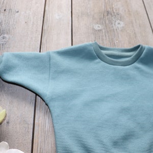 Lüddjen Sweater / Pullover aus Waffelstrick für Babies und Kleinkinder Bild 2