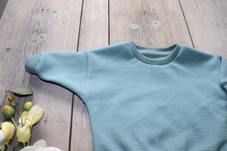 Lüddjen Sweater / Pullover aus Waffelstrick für Babies und Kleinkinder Bild 2