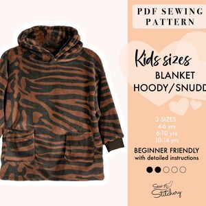 Könnte beinhalten: Ein Nähmuster für einen Kinder-Decken-Hoodie oder Snuggle. Das Muster umfasst drei Größen: 4-6 Jahre, 6-10 Jahre und 10-14 Jahre. Das Muster ist anfängerfreundlich und enthält detaillierte Anweisungen. Das Bild zeigt einen braunen und schwarzen Hoodie mit Zebra-Muster.