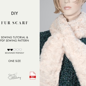 Può includere: Una sciarpa in pelliccia sintetica color crema indossata sopra un maglione testurizzato verde scuro. Il testo a sinistra recita: DIY FUR SCARF, SEWING TUTORIAL & PDF SEWING PATTERN, BEGINNER FRIENDLY, ONE SIZE, con il logo Sew Stitchery e un'icona PDF.