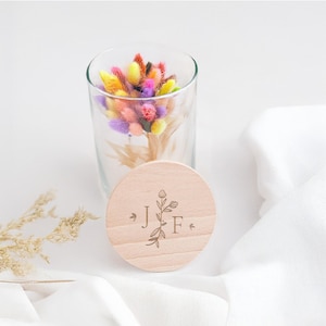 diamandi - Personalisierbares Vorratsglas mit Gravur – 880 ml Glas mit Holzdeckel – Geschenkidee Küche, Hochzeit - Florale Initialen