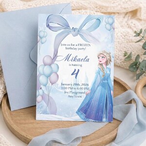 Peut inclure: Invitation d'anniversaire sur le thème de La Reine des Neiges, de couleur bleu clair. L'invitation présente une illustration d'un personnage en robe bleue, des ballons et le texte "Mikaela a 4 ans". Inclut la date, l'heure et le lieu de la fête.