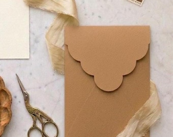 Elegante sobre con solapa festoneada / 11 x 16 cm / Apertura vertical u horizontal / Papelería colorida para tarjetas e invitaciones