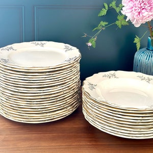 Belles assiettes Boch crème et or à bords festonnés