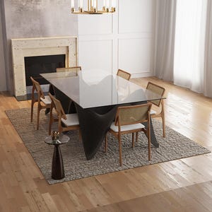 Könnte beinhalten: Ein modernes Esszimmer-Set mit einem rechteckigen Tisch mit Glasplatte und einem schwarzen, wellenförmigen Untergestell. Sechs Holzstühle mit geflochtenen Cane-Rückenlehnen und weißen Kissen umgeben den Tisch. Ein kleiner Beistelltisch und ein gemusterter Teppich vervollständigen die Szene.