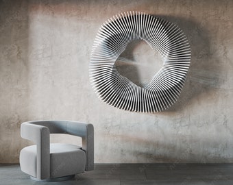 Peut inclure: Un fauteuil gris pivotant au design moderne se trouve devant un mur en béton avec une grande sculpture murale circulaire blanche.