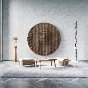 Peut inclure: Un intérieur de salon avec une sculpture murale en bois représentant un visage amérindien, un totem en bois, deux poufs beiges, une table basse en bois et un tapis blanc moelleux.