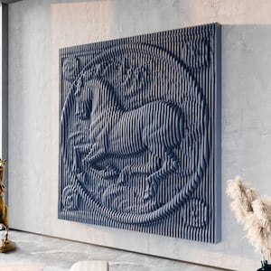 Pode incluir: Uma grande peça de arte de parede quadrada azul-escura com um relevo tridimensional de um cavalo dentro de uma moldura circular. A superfície é composta por ripas verticais paralelas que criam um efeito ondulado e texturizado.