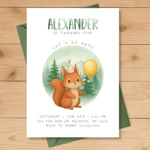 Puede incluir: Invitación de cumpleaños con una ilustración en acuarela de una ardilla con un gorro de fiesta y un globo amarillo. El texto dice "Alexander cumple cinco años" e incluye los detalles del evento. La invitación está sobre un fondo blanco con un sobre verde.