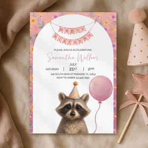 Waschbär-Geburtstagseinladung | Waldtier-Party für Mädchen | Niedlicher rosa Luftballon einladen | Blumenbogen | Bearbeitbare Vorlage | Druckbares PDF