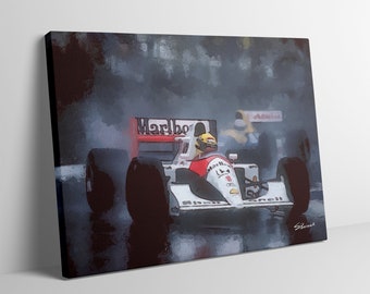Puede incluir: Un coche de carreras de Fórmula 1 blanco y rojo con la palabra "Marlboro" en el lateral, conducido por un piloto con un casco amarillo, corriendo por un circuito de carreras bajo la lluvia.