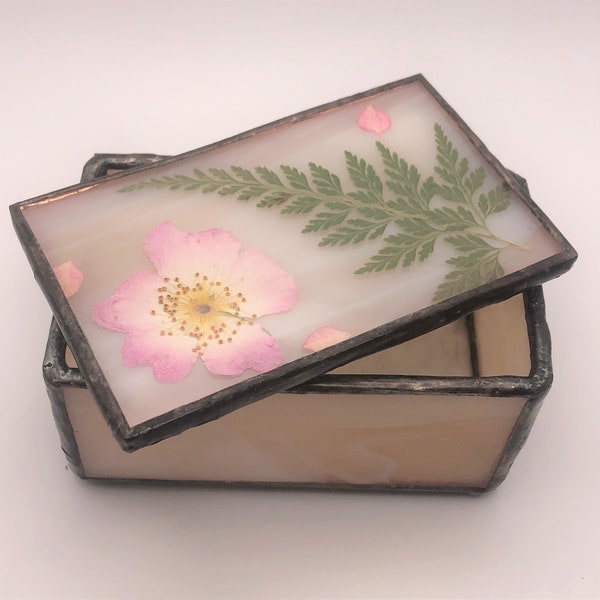 boite à bijoux de fleurs séchées en vitrail, boite en verre rose décoré d'une rose séchée naturelle