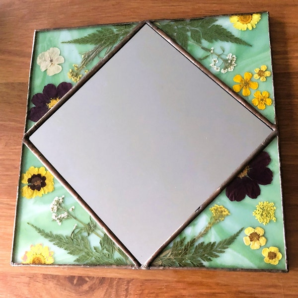 Miroir décoré de fleurs séchées 20*20 cm
