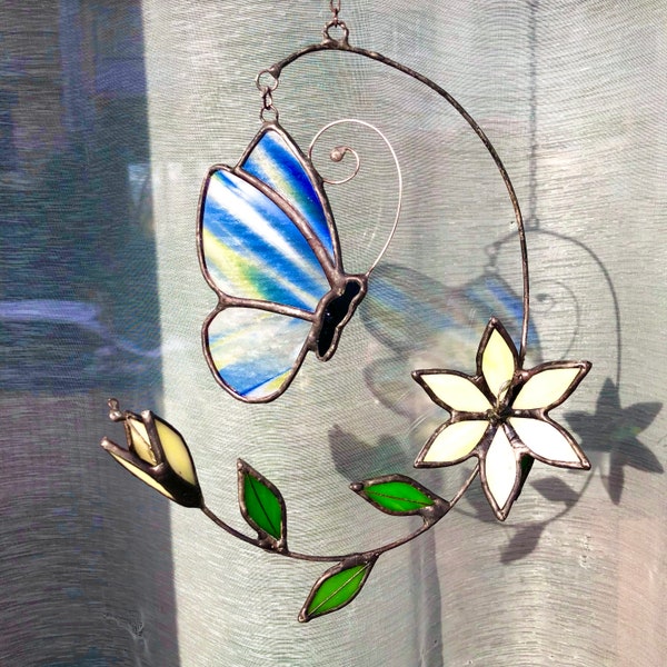 Papillon en verre  décoré de fleurs en 3D en vitrail à suspendre, idée cadeau