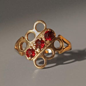 Vintage Granat Trilogy durchbrochener Ring in 9 Karat Gold