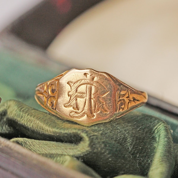 Antique georgian shield signet 'r' initial monogram ring with ornate shoulders, in 9 carat gold