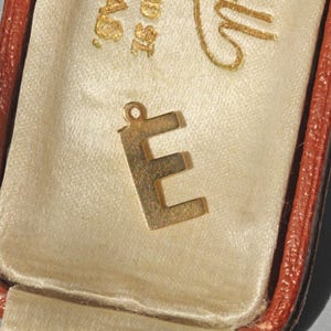 Charm o colgante vintage con inicial 'E', en oro de 9 quilates