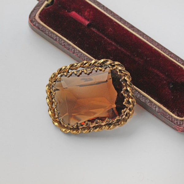 Broche vintage en verre brun à facettes de l'Allemagne de l'Ouest, avec un cadre ajouré torsadé doré