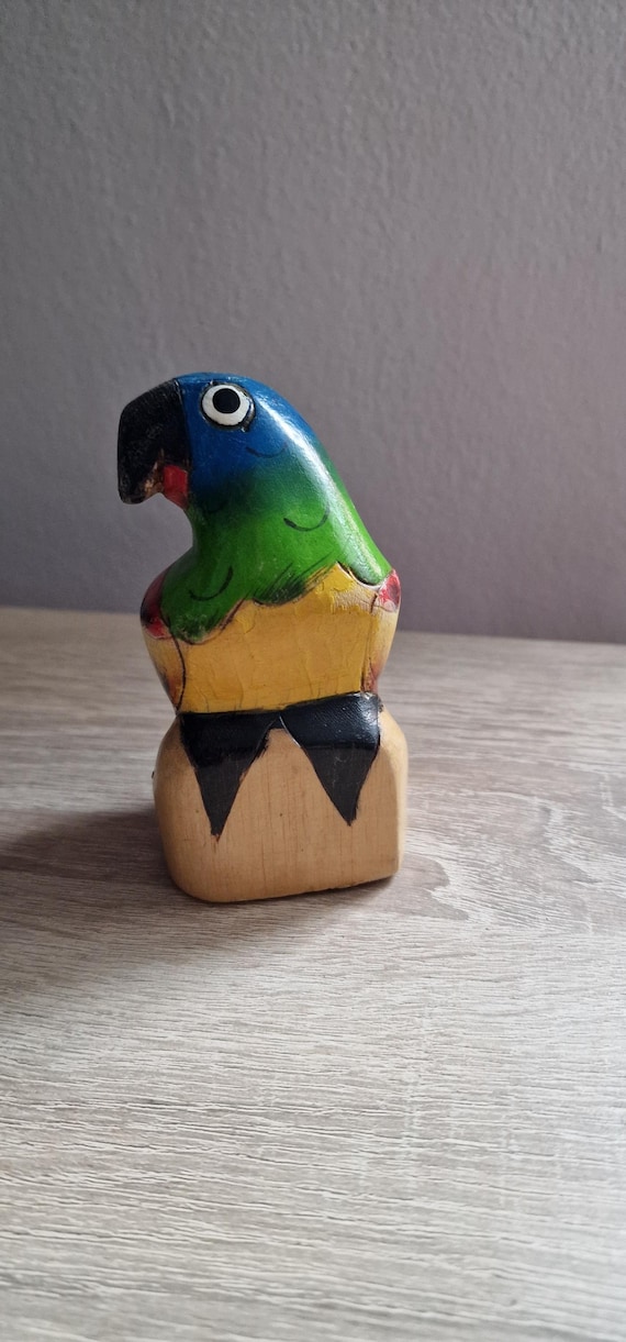 Vintage-Figur aus sehr leichtem Balsaholz, Handgeschnitzter und handbemalter Macaw-Papagei, Volkskunstfigur aus Venezuela.