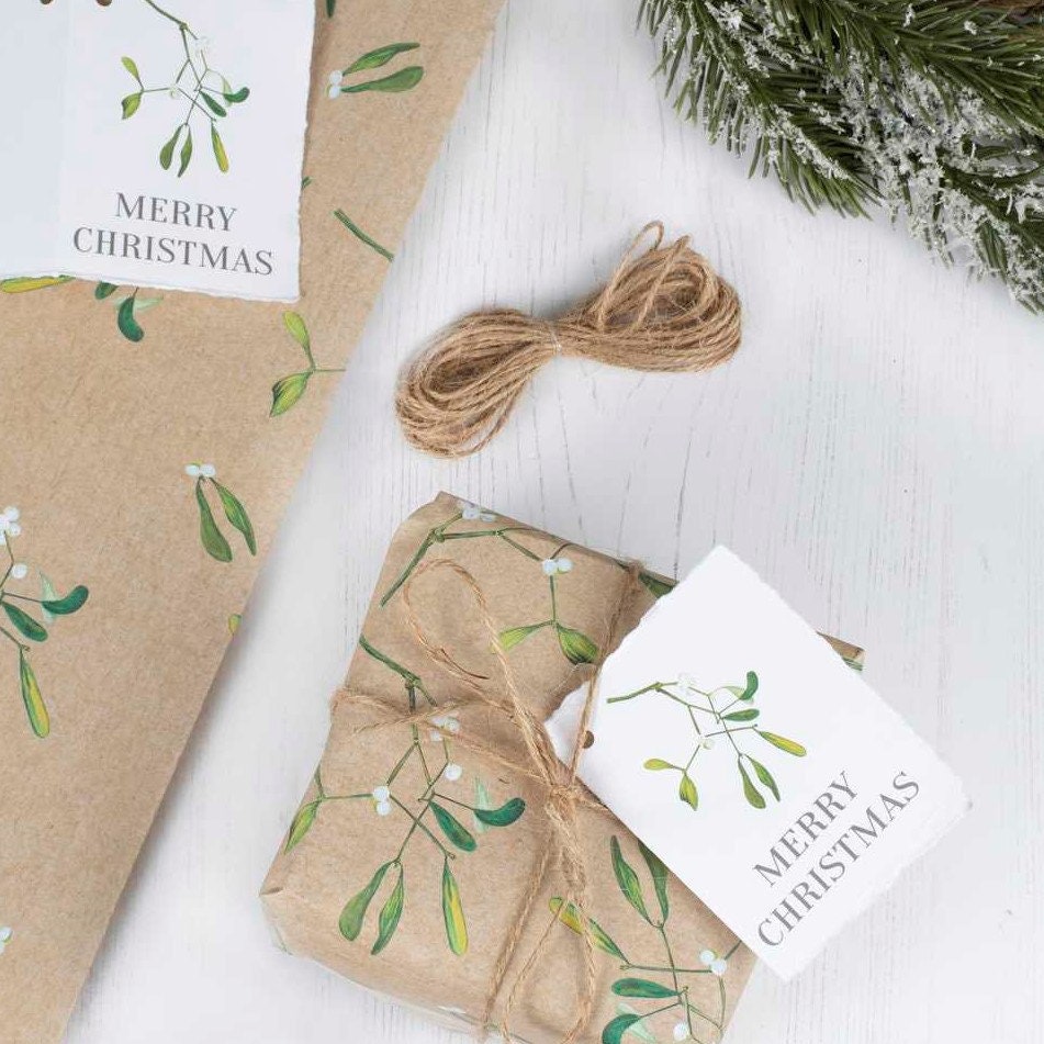 Weihnachtsgeschenkpapier mit Zwirn und Anhänger