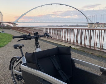 Lovens Kissen schwarz. Lastenfahrradkissen. Lovens Kissen. Liebeskissen. Lovens Cargobike-Kopfstütze. Lovens Kopfstütze.